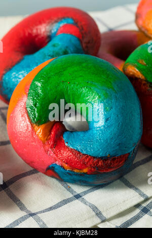 Des bagels doux arc-en-ciel prêt à manger Banque D'Images