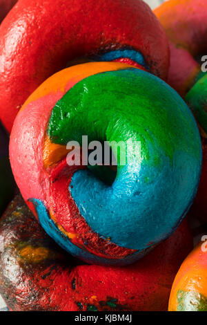 Des bagels doux arc-en-ciel prêt à manger Banque D'Images