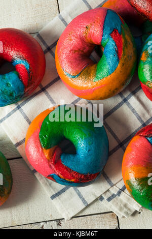 Des bagels doux arc-en-ciel prêt à manger Banque D'Images