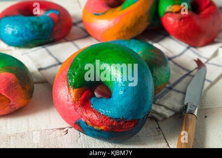 Des bagels doux arc-en-ciel prêt à manger Banque D'Images