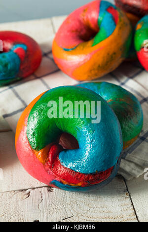 Des bagels doux arc-en-ciel prêt à manger Banque D'Images