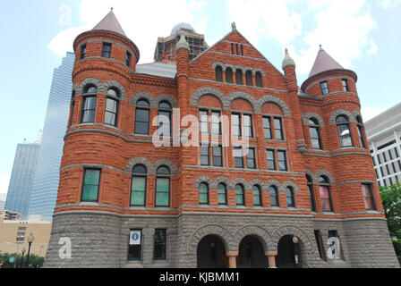 Le palais de justice du comté de Dallas, également connu sous le nom de l'ancien musée rouge. Il construit en 1892 en grès rouge rustiquée en accents. Banque D'Images