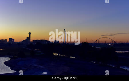 Le centre-ville de Dallas skyline avec la margaret hunt hill Bridge au lever du soleil dans le texas, usa de la Trinity River. Banque D'Images