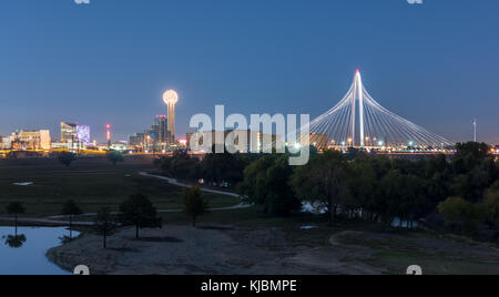 Le centre-ville de Dallas skyline avec la margaret hunt hill bridge at Dusk au Texas, USA de la Trinity River. Banque D'Images