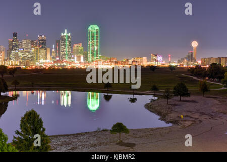 Le centre-ville de Dallas skyline at night de la Trinity River au Texas, USA. Banque D'Images