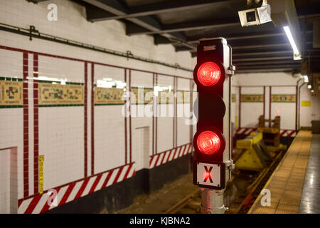 New York - 16 octobre 2015 : fin de la ligne à la huitième avenue métro station dans le métro de New York à Manhattan sur le l'activité. Banque D'Images