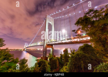 Verrazano Bridge vu de l'île menant à Brooklyn, New York la nuit. Banque D'Images