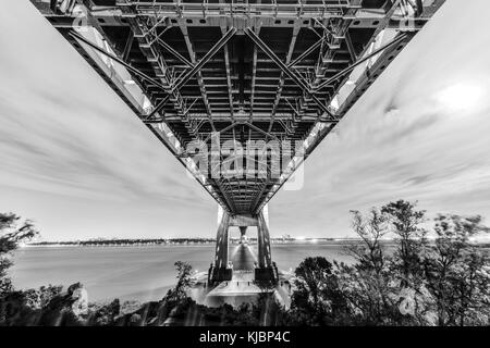 Verrazano Bridge vu de passage souterrain menant à Staten Island, Brooklyn, New York la nuit. Banque D'Images