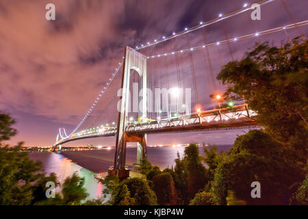 Verrazano Bridge vu de l'île menant à Brooklyn, New York la nuit. Banque D'Images