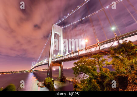 Verrazano Bridge vu de l'île menant à Brooklyn, New York la nuit. Banque D'Images