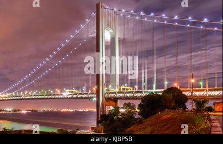 Verrazano Bridge vu de l'île menant à Brooklyn, New York la nuit. Banque D'Images