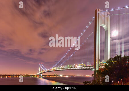 Verrazano Bridge vu de l'île menant à Brooklyn, New York la nuit. Banque D'Images