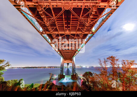 Verrazano Bridge vu de passage souterrain menant à Staten Island, Brooklyn, New York la nuit. Banque D'Images