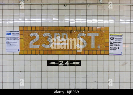 New York City - 7 octobre 2015 : 23ème arrêt de métro à new york sur l'a/c/e avenue ligne 8. Banque D'Images