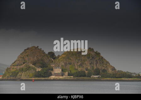 En vertu de l'île et le château de Dunbarton une tempête Banque D'Images