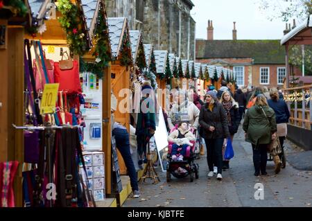 Navigation shoppers cale au marché de noël de Winchester, Winchester, Royaume-Uni, 2017 Banque D'Images