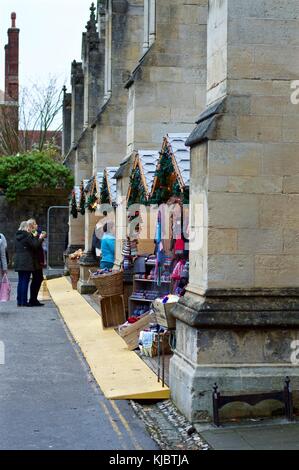 Navigation shoppers cale au marché de noël de Winchester, Winchester, Royaume-Uni, 2017 Banque D'Images