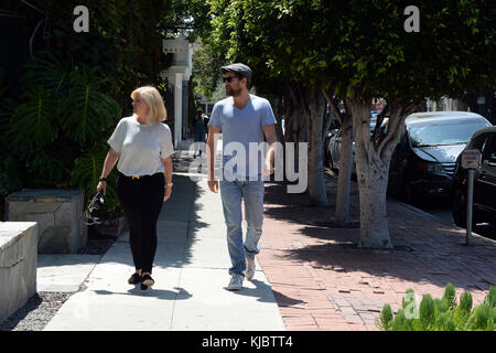 LOS ANGELES, CA - 08 JUILLET : Joshua Jackson et sa mère Fiona Jackson sortent faire du shopping. Joshua Jackson est presque méconnaissable de ses jours de Dawson's Creek, alors qu'il arbore une barbe dépouillée le 8 juillet 2016 à West Hollywood, en Californie. Les gens : Joshua Jackson Banque D'Images