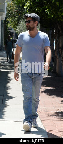 LOS ANGELES, CA - 08 JUILLET : Joshua Jackson et sa mère Fiona Jackson sortent faire du shopping. Joshua Jackson est presque méconnaissable de ses jours de Dawson's Creek, alors qu'il arbore une barbe dépouillée le 8 juillet 2016 à West Hollywood, en Californie. Les gens : Joshua Jackson Banque D'Images