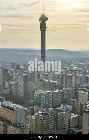 La hillbrow tower (jg strijdom tower) est une tour haute situé dans le quartier de Hillbrow, à Johannesburg, Afrique du Sud. Banque D'Images