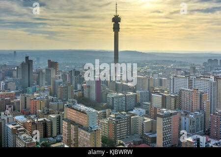 La hillbrow tower (jg strijdom tower) est une tour haute situé dans le quartier de Hillbrow, à Johannesburg, Afrique du Sud. Banque D'Images