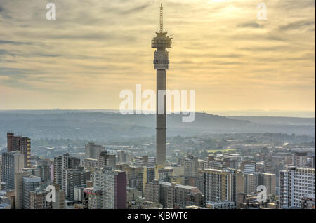 La hillbrow tower (jg strijdom tower) est une tour haute situé dans le quartier de Hillbrow, à Johannesburg, Afrique du Sud. Banque D'Images