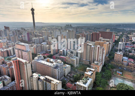 La hillbrow tower (jg strijdom tower) est une tour haute situé dans le quartier de Hillbrow, à Johannesburg, Afrique du Sud. Banque D'Images