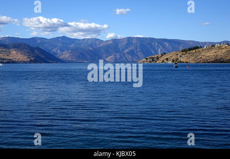 Lake Chelan dans l'Est de Washington s'étend sur 55 milles dans les North Cascades et est considéré comme l'un des trois lacs les plus propres dans l'Unite contiguë Banque D'Images