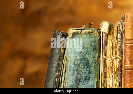 Les vieux livres sur planche en bois. Des études à l'université de vieux livres. lieu pour le texte Banque D'Images