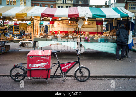 Livraison Eco - un vélo cargo appartenant à la compagnie de la livraison du dernier kilomètre stationné à Cambridge marché dans le centre historique de Cambridge, au Royaume-Uni. Banque D'Images