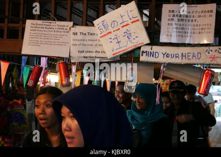 Une foule est à quelques instructions ci-dessous pour les touristes à l'un des quais le long de la Chao Praya, à Bangkok, Thaïlande. Banque D'Images