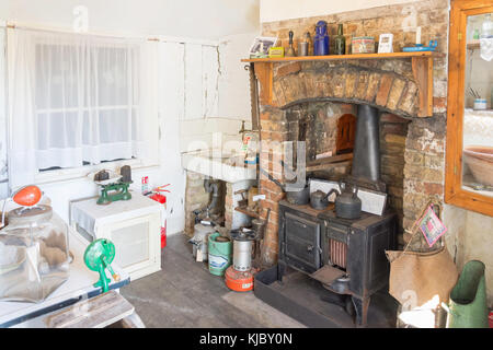 Cuisine dans Miller's Cottage, Moulin Blanc, Centre du patrimoine rural Ash Road, Sandwich, Kent, Angleterre, Royaume-Uni Banque D'Images