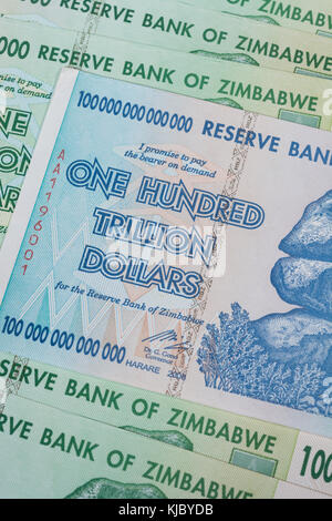 L'hyperinflation - billet de 100 billions de dollars du Zimbabwe à partir de 2008. Plus grande dénomination de loi soit imprimé. Métaphore de l'inflation galopante et l'économie du Zimbabwe Banque D'Images