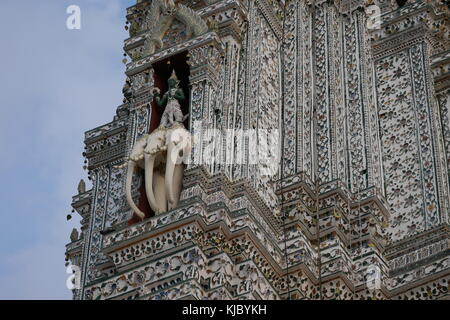 Une statue du dieu hindou Indra au sommet de l'éléphant à trois têtes dans l'Erawan prang principal ou stupa de Wat Arun, Bangkok, Thaïlande. Banque D'Images