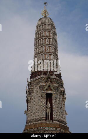 L'un de Wat Arun (prang stupa dans l'architecture de style khmer), le Temple de l'aube, Bangkok, Thaïlande. Banque D'Images