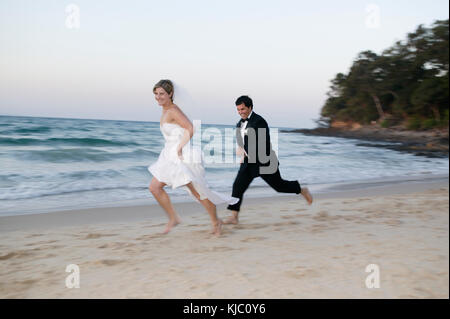 Groom and Brit Running on Beach, Noosa Beach, Australie Banque D'Images