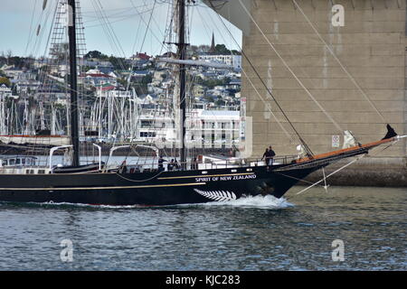 Voile noir à l'esprit de la Nouvelle-Zélande en vertu de croisière à Auckland. Banque D'Images
