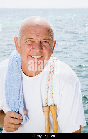 Portrait de l'homme avec serviette et corde de saut autour de ses épaules Banque D'Images