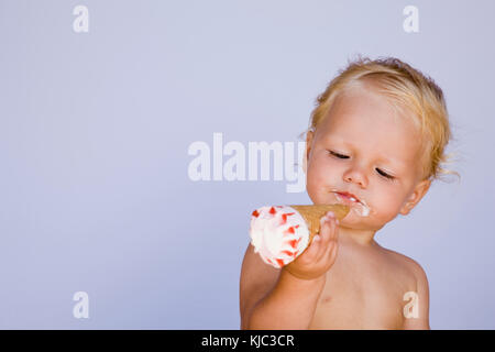 Baby Eating Ice Cream Cone Banque D'Images