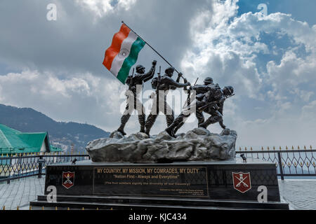 Mémorial de l'armée indienne héroïque dans la nuit, les soldats de drapeau national, Mall Road, Shimla (Simla), capial ville de Himachal Pradesh, Inde du nord Banque D'Images