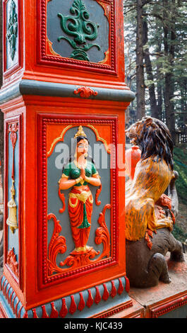 Sculptures décorant un pilier d'entrée à l'Hindu Temple Jakhu, Colline Jakhu, dédié à Dieu Singe Hanuman, Shimla, Himachal Pradesh, Inde du nord Banque D'Images