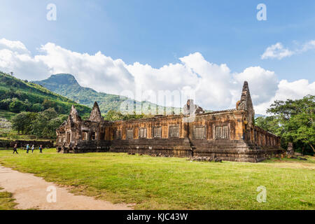 Paysage laotien et d'archéologie : Culte pavilion ruines à la pré-angkorienne temple hindou Khmer de Vat Phou, Champassak, province de Champasak, au Laos Banque D'Images