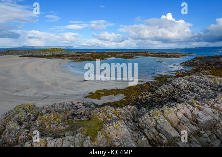 Côte écossaise avec plage au printemps au port de Mallaig en Écosse, Royaume-Uni Banque D'Images