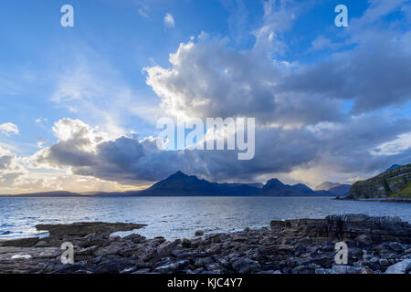 Côte écossaise avec des nuages spectaculaires sur le Loch Scavaig sur l'île de Skye en Écosse, au Royaume-Uni Banque D'Images