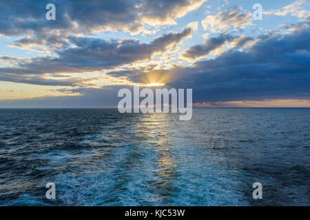 réveil du bateau au coucher du soleil sur la mer du Nord, Royaume-Uni Banque D'Images