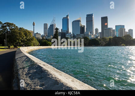 Sentier côtier à Farm Cove avec vue sur la ville et le port lors d'une journée ensoleillée à Sydney, en Australie Banque D'Images