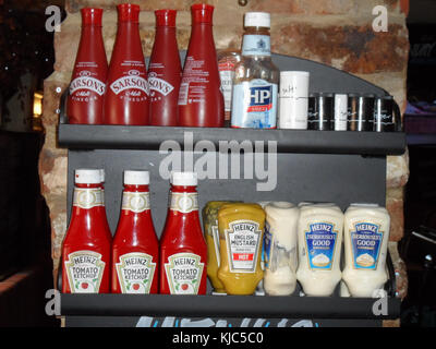 Plateau de condiments pour une utilisation par le client dans un pub anglais, Durham, Angleterre Banque D'Images