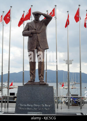 La statue de Mustafa Kemal Atatürk sur la promenade à Marmaris, Turquie. Banque D'Images