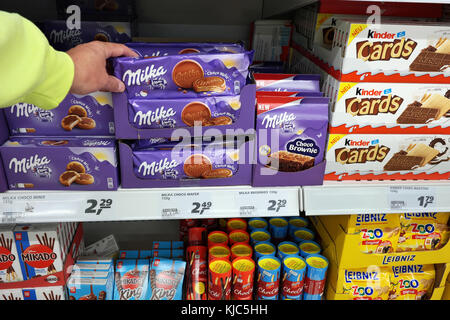 Des biscuits avec du chocolat Milka dans un supermarché Banque D'Images