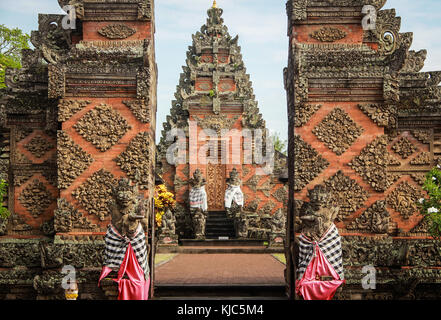 La porte de temple hindou traditionnel de Bali. Banque D'Images